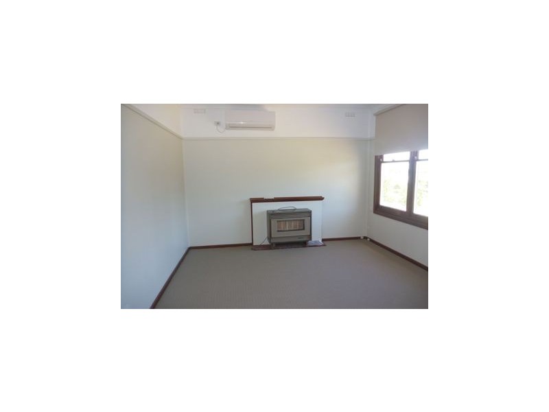 16 Phillip Ave, Mount Austin NSW 2650