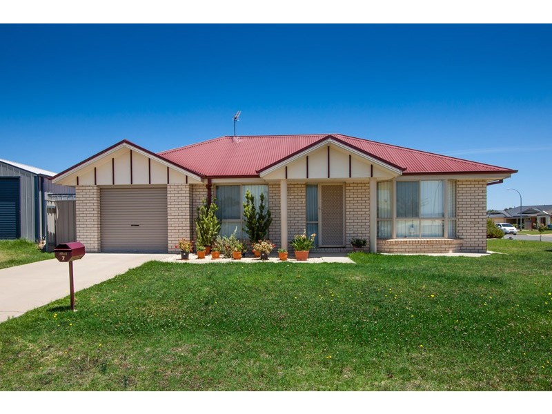 7 Garru Place, Glenfield Park NSW 2650