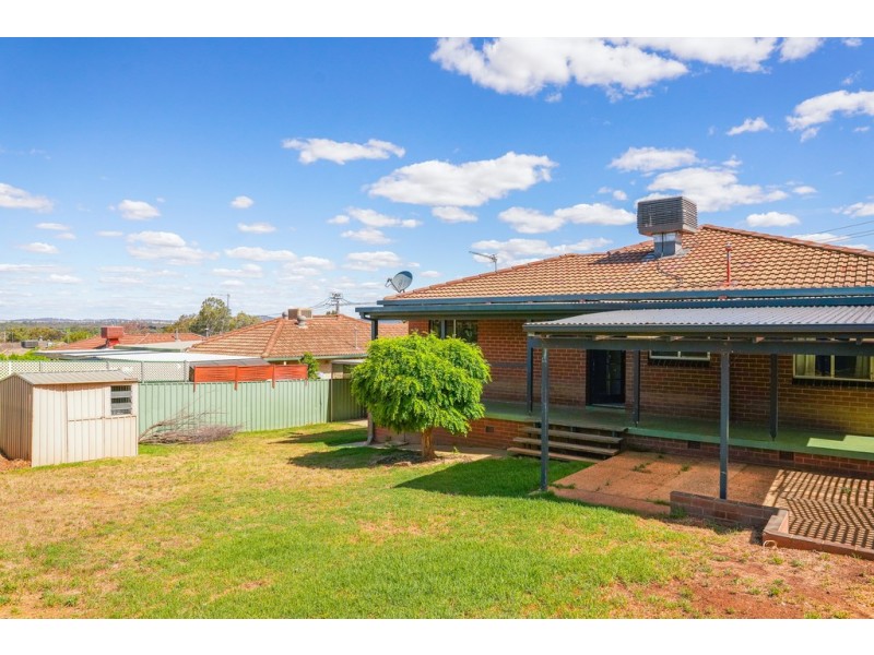 73 Red Hill Road, Kooringal NSW 2650