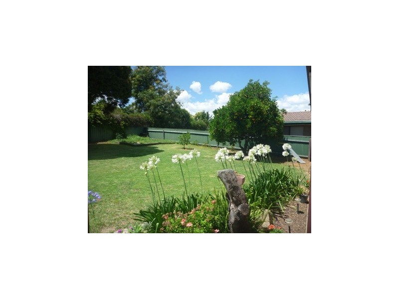 27 Malaya Drive, Tolland NSW 2650