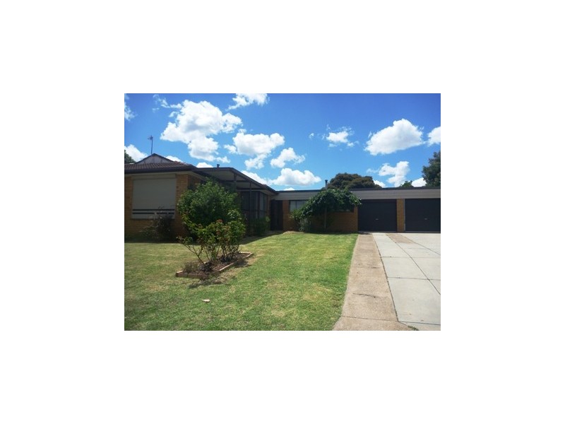 27 Malaya Drive, Tolland NSW 2650