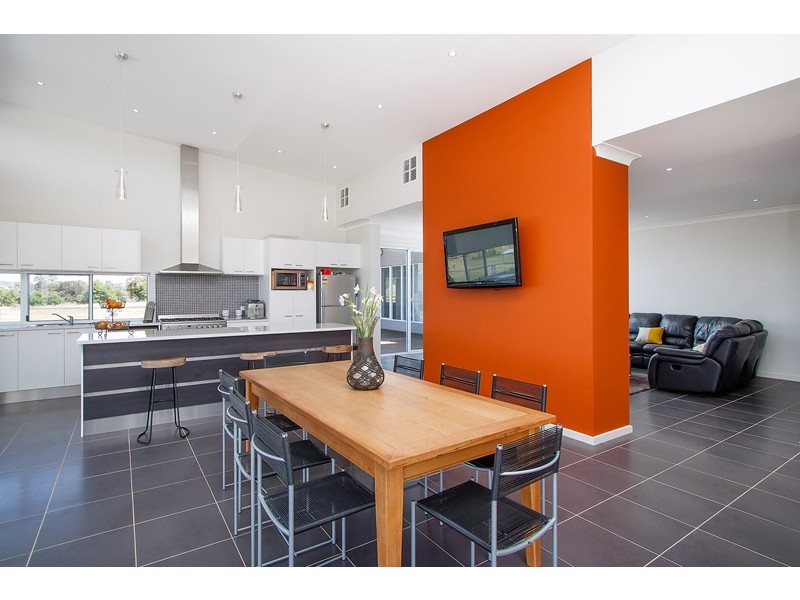 77 Riverview Drive, Moorong NSW 2650