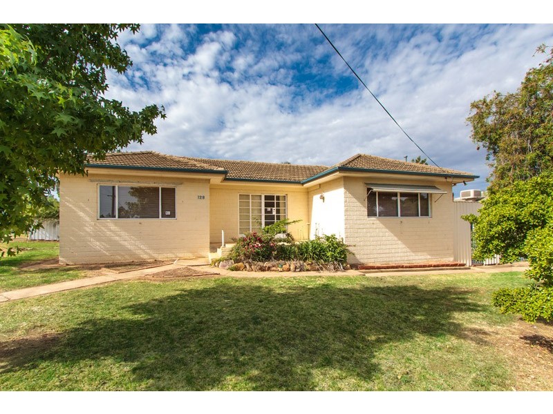 128-130 Fernleigh Road, Mount Austin NSW 2650