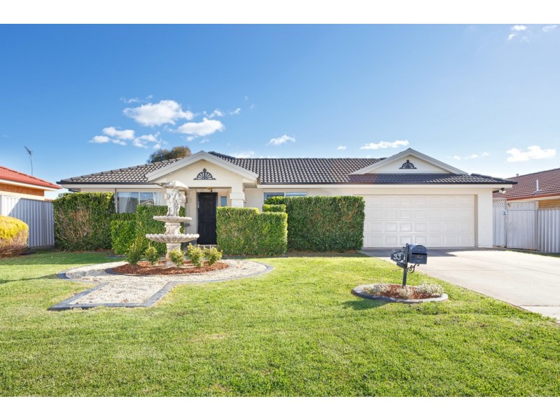33 Womboin Crescent, Glenfield Park NSW 2650