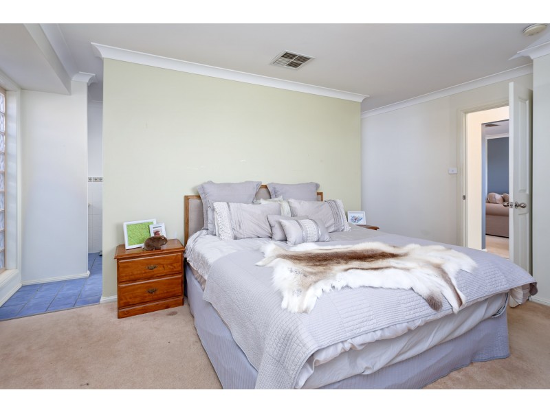 33 Womboin Crescent, Glenfield Park NSW 2650
