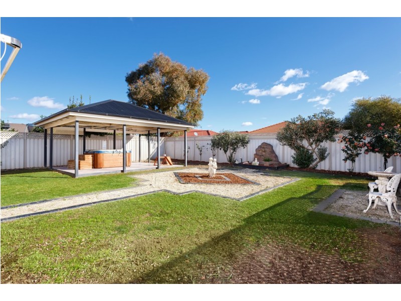 33 Womboin Crescent, Glenfield Park NSW 2650