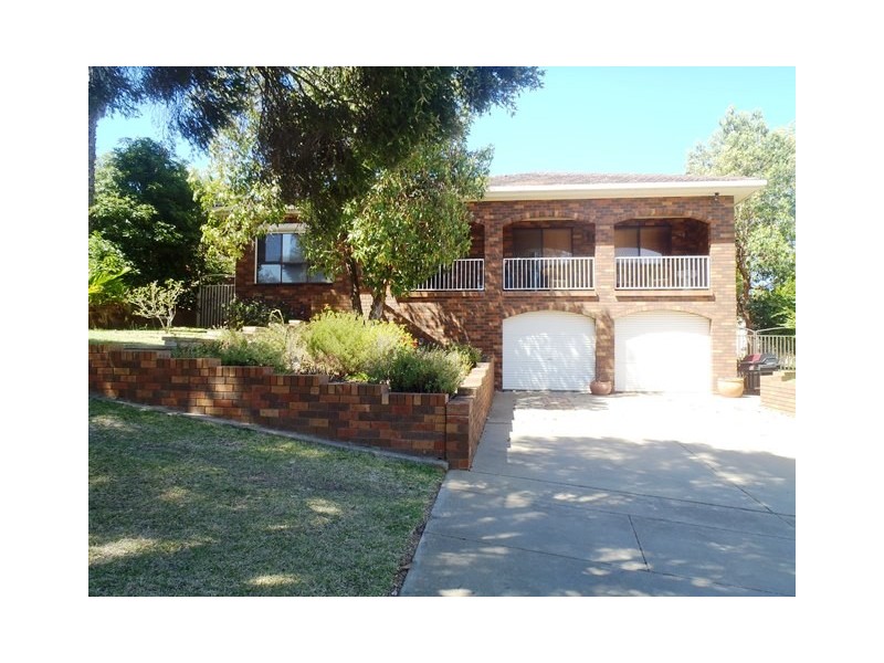 10 McCoullough Drive, Tolland NSW 2650