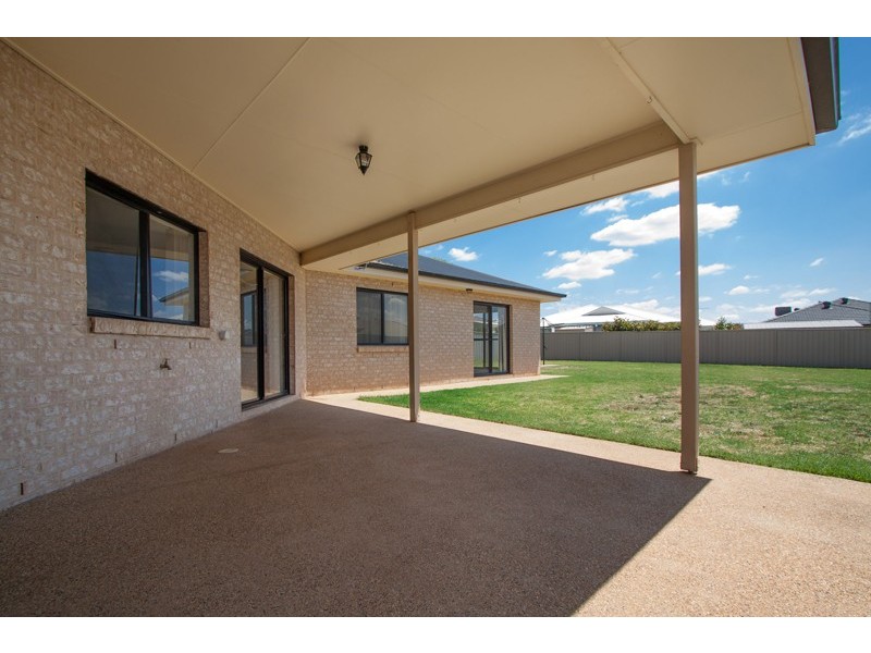 5 Womboin Crescent, Glenfield Park NSW 2650