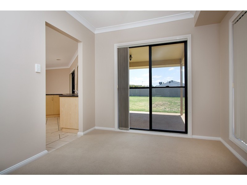 5 Womboin Crescent, Glenfield Park NSW 2650