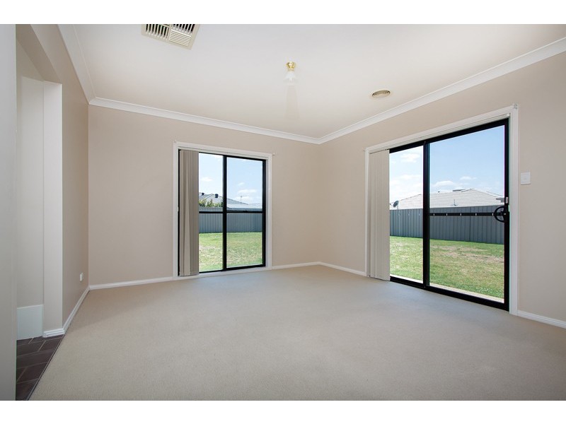 5 Womboin Crescent, Glenfield Park NSW 2650