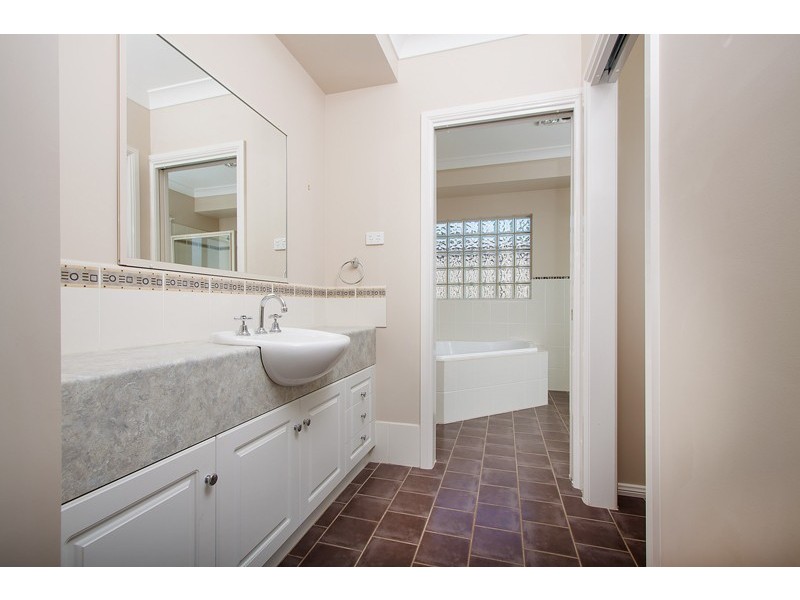 5 Womboin Crescent, Glenfield Park NSW 2650