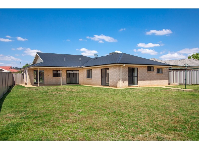 5 Womboin Crescent, Glenfield Park NSW 2650