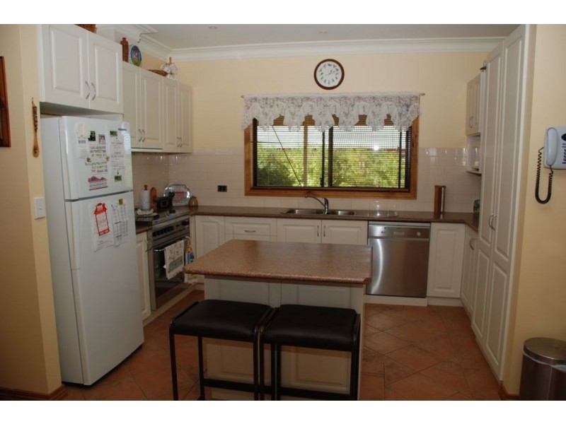 6 Dobell Place, Lloyd NSW 2650