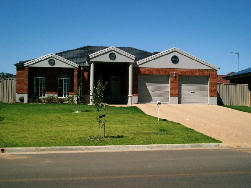 102 Yentoo Drive, Glenfield Park NSW 2650