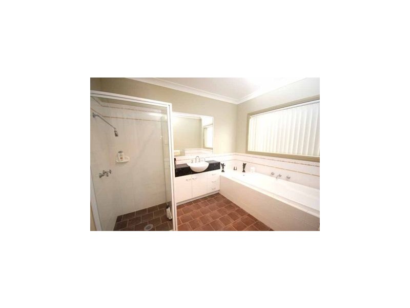 102 Yentoo Drive, Glenfield Park NSW 2650