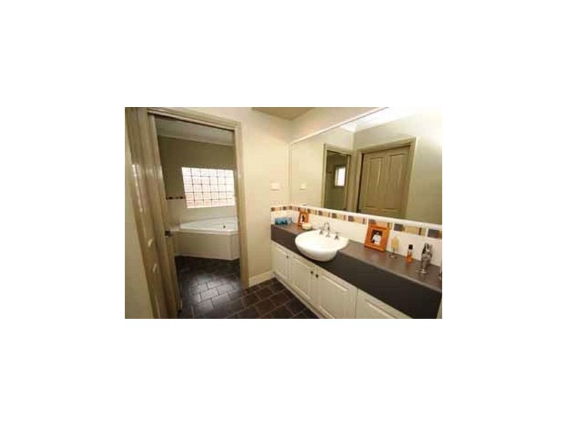 102 Yentoo Drive, Glenfield Park NSW 2650