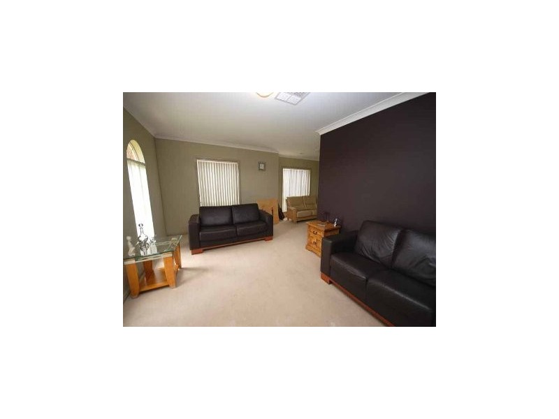102 Yentoo Drive, Glenfield Park NSW 2650