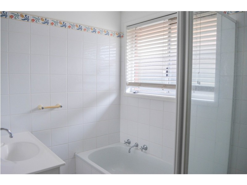 6 Karoom Drive, Glenfield Park NSW 2650