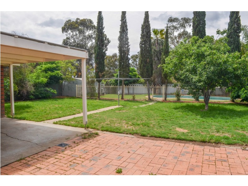 6 Karoom Drive, Glenfield Park NSW 2650