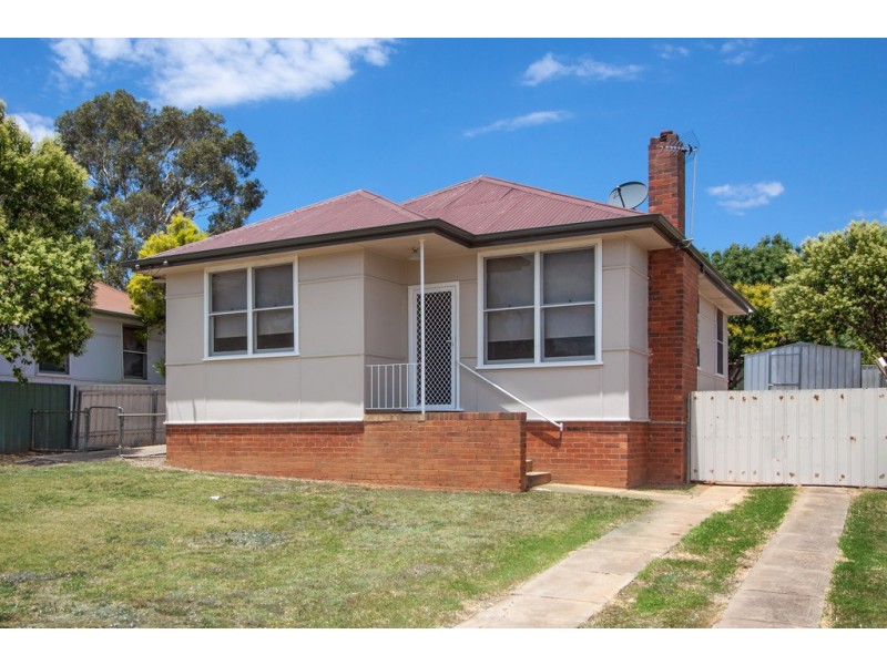 16 Phillip Avenue, Mount Austin NSW 2650