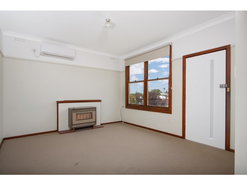 16 Phillip Avenue, Mount Austin NSW 2650