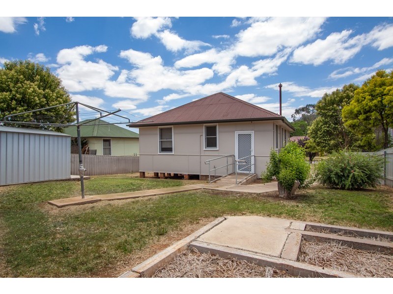 16 Phillip Avenue, Mount Austin NSW 2650