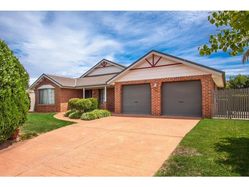 6 Roberts Way, Kooringal NSW 2650