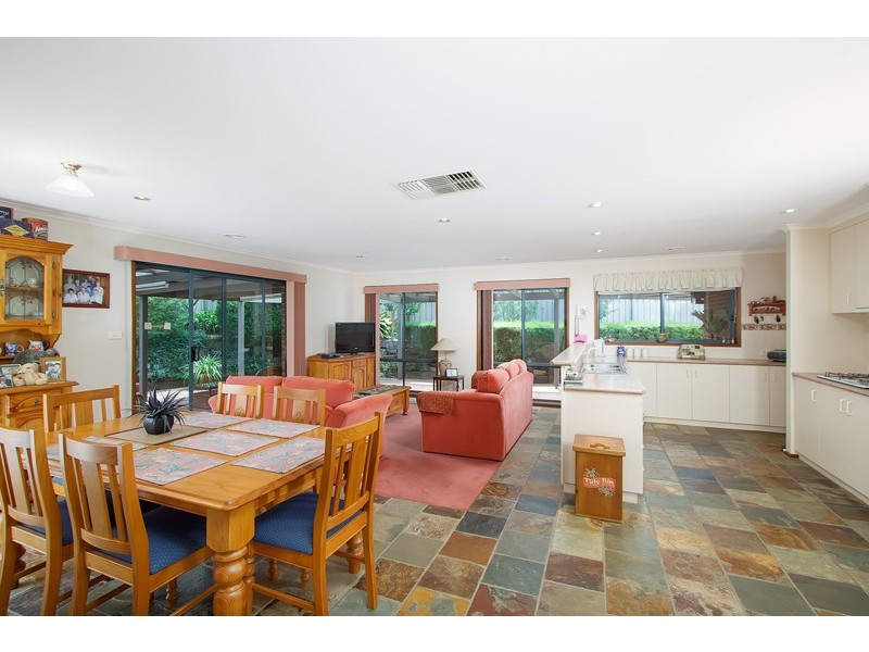 6 Roberts Way, Kooringal NSW 2650