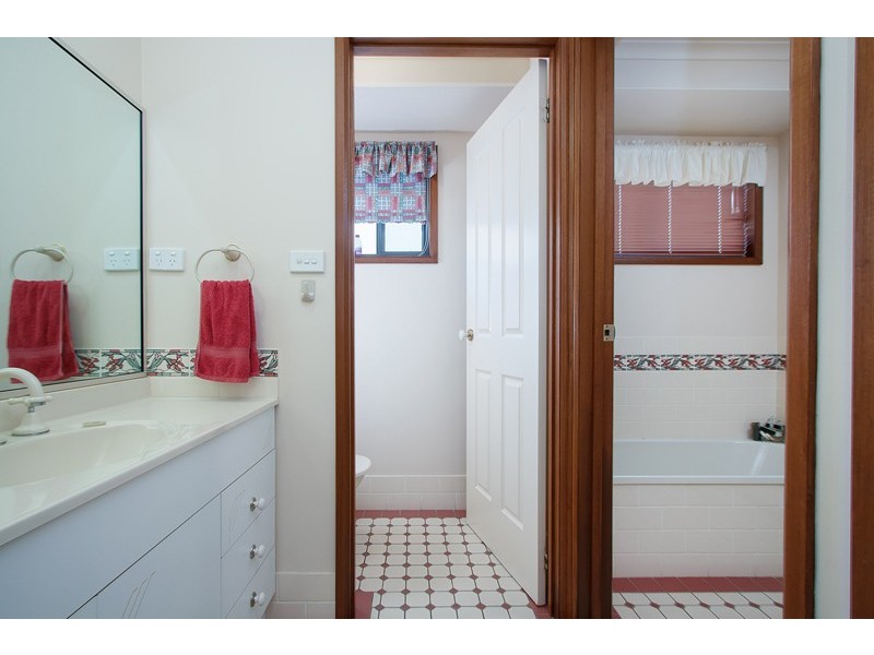 6 Roberts Way, Kooringal NSW 2650