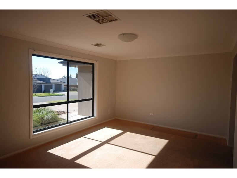 10 Cowan Place, Lloyd NSW 2650