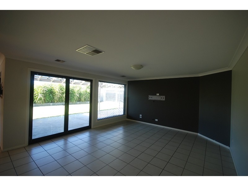 10 Cowan Place, Lloyd NSW 2650