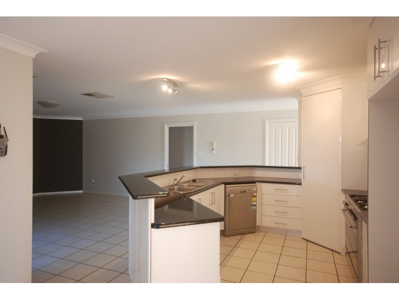 10 Cowan Place, Lloyd NSW 2650