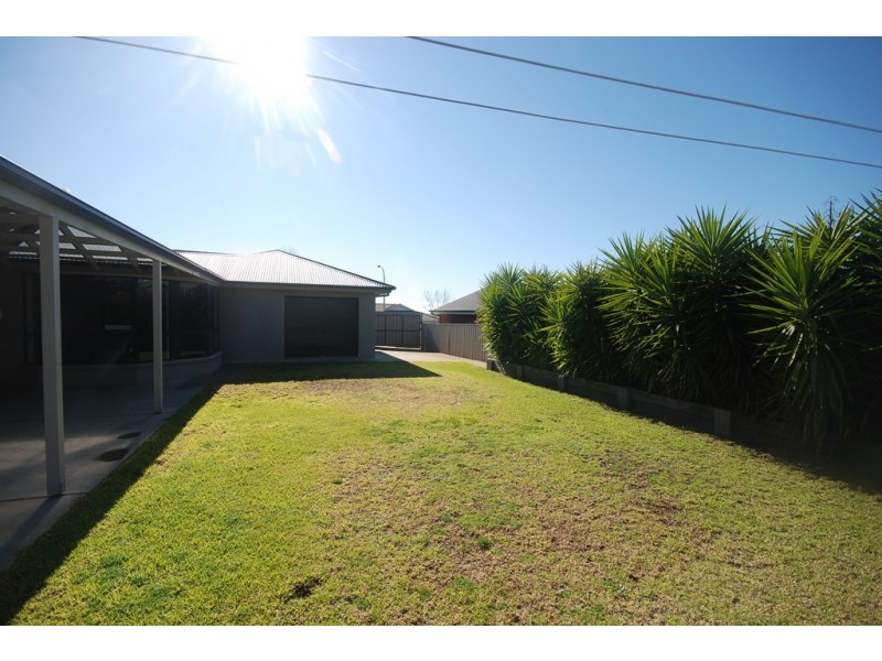 10 Cowan Place, Lloyd NSW 2650