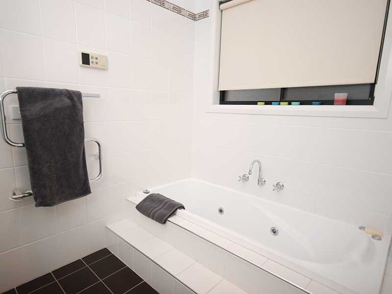 8 Headley Place, Kooringal NSW 2650