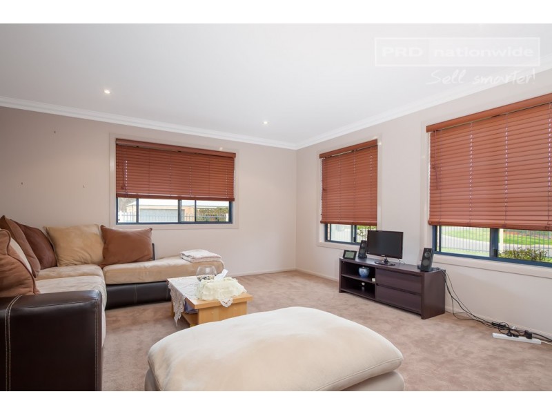 2/1 Post Place, Lake Albert NSW 2650