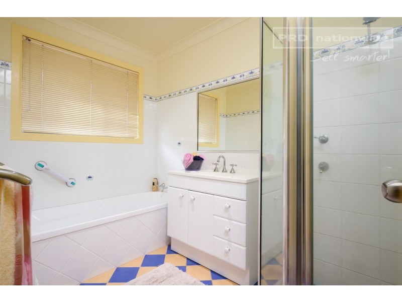 2/1 Post Place, Lake Albert NSW 2650