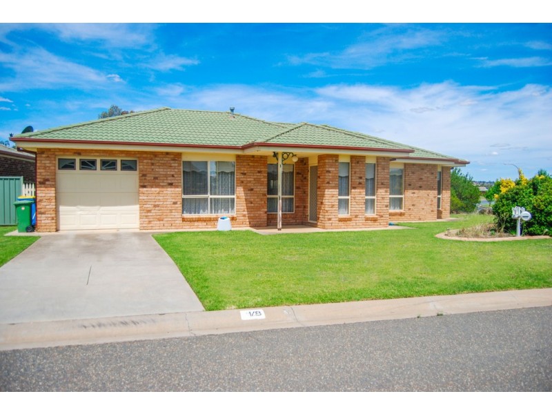 1/8 Jarrah Place, Glenfield Park NSW 2650