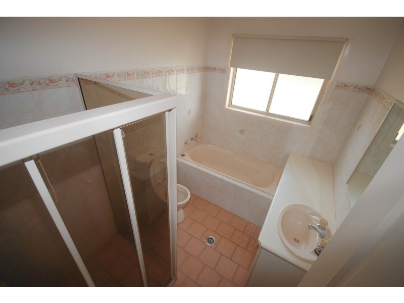 1/18 Wonkana Road, Glenfield Park NSW 2650