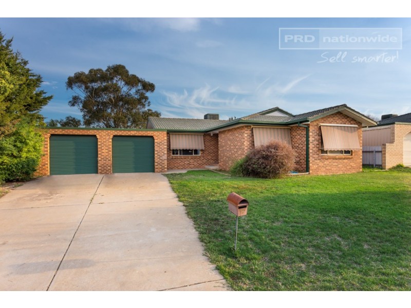 12 Bamarook Crescent, Glenfield Park NSW 2650