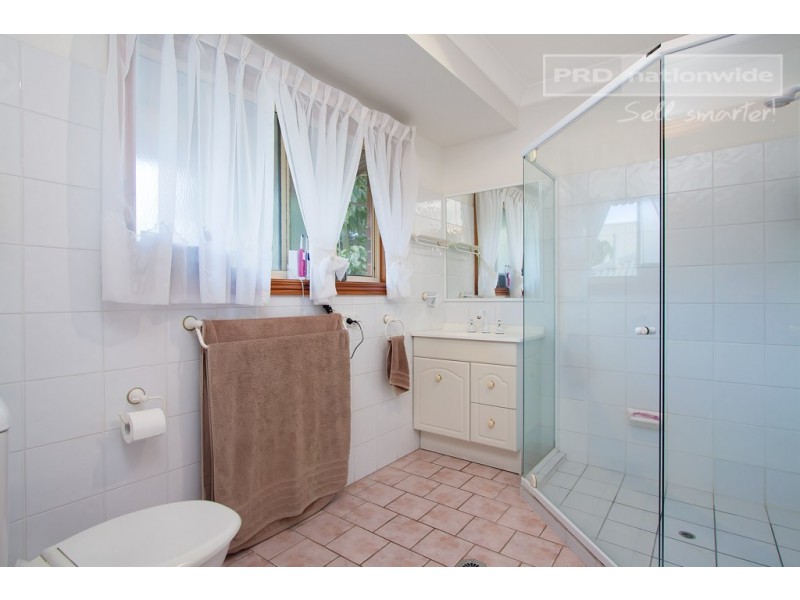 33 Amaroo Street, Kooringal NSW 2650