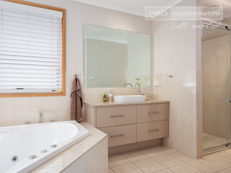 7 Marylands Way, Bourkelands NSW 2650