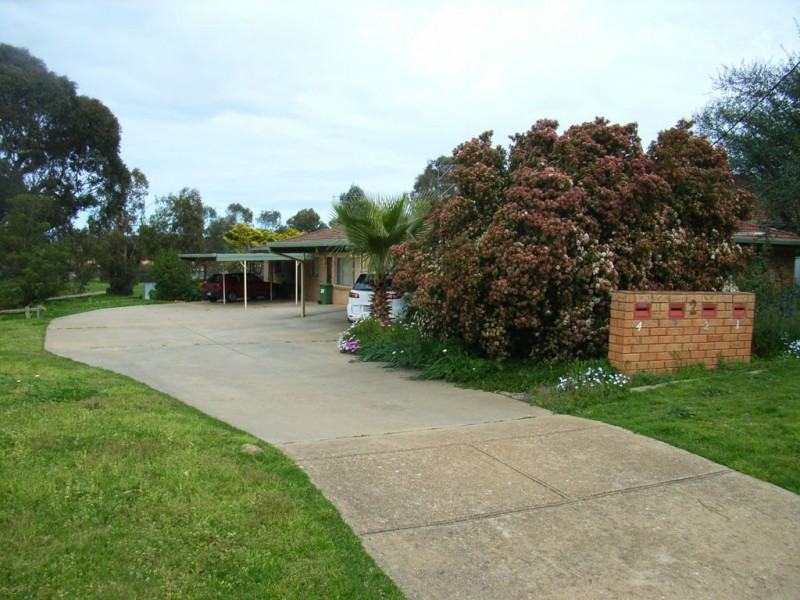 1/2 Fairbairn Crescent, Kooringal NSW 2650