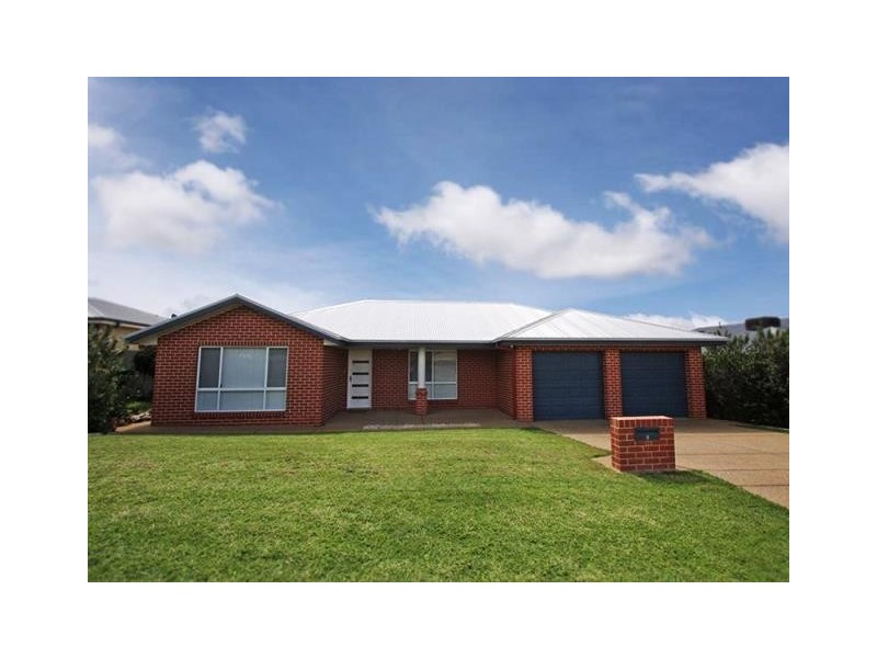 8 Deakin Avenue, Lloyd NSW 2650