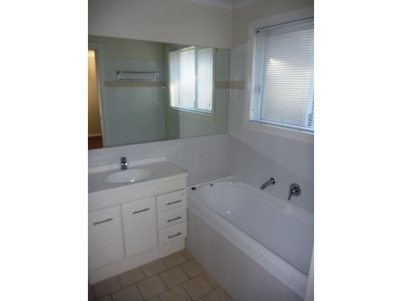 8 Deakin Avenue, Lloyd NSW 2650