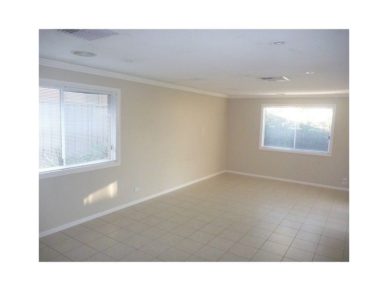 8 Deakin Avenue, Lloyd NSW 2650