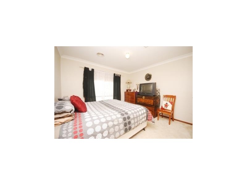 13 Balleroo Crescent, Glenfield Park NSW 2650