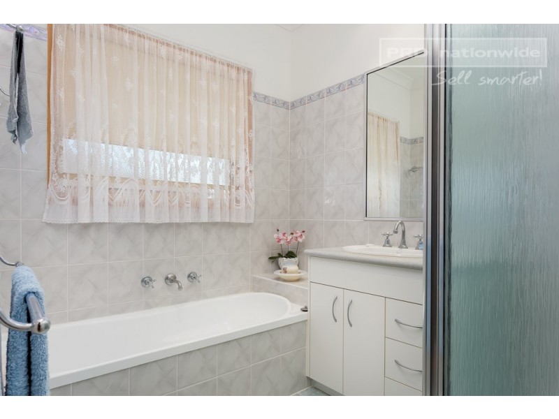 5 Marylands Way, Bourkelands NSW 2650