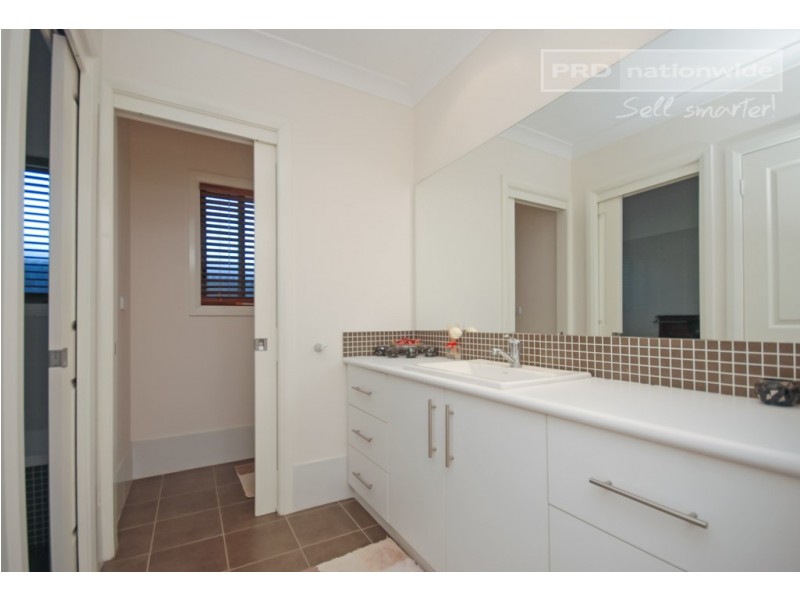 10 Adjin Street, Mount Austin NSW 2650