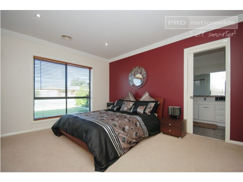 10 Adjin Street, Mount Austin NSW 2650