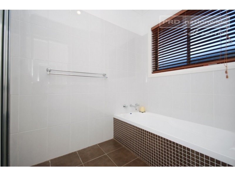 10 Adjin Street, Mount Austin NSW 2650